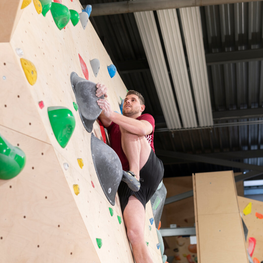 Zehnder_RHC_CP-ZIP-people-climbing-bouldering hall-7
