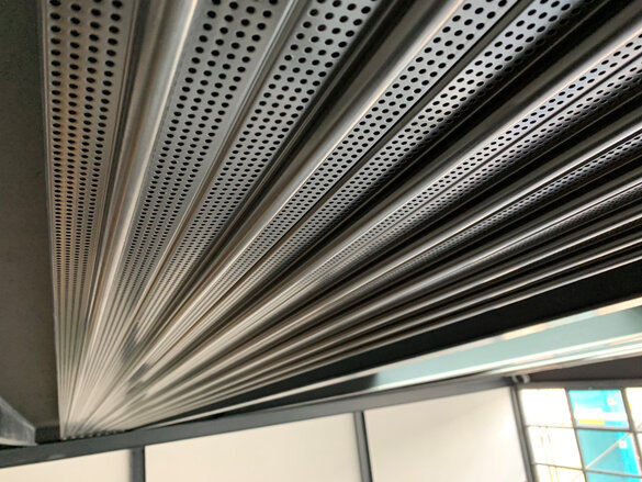 Perforation einer Deckenplatte zur verbesserten Akustik in Gebäuden