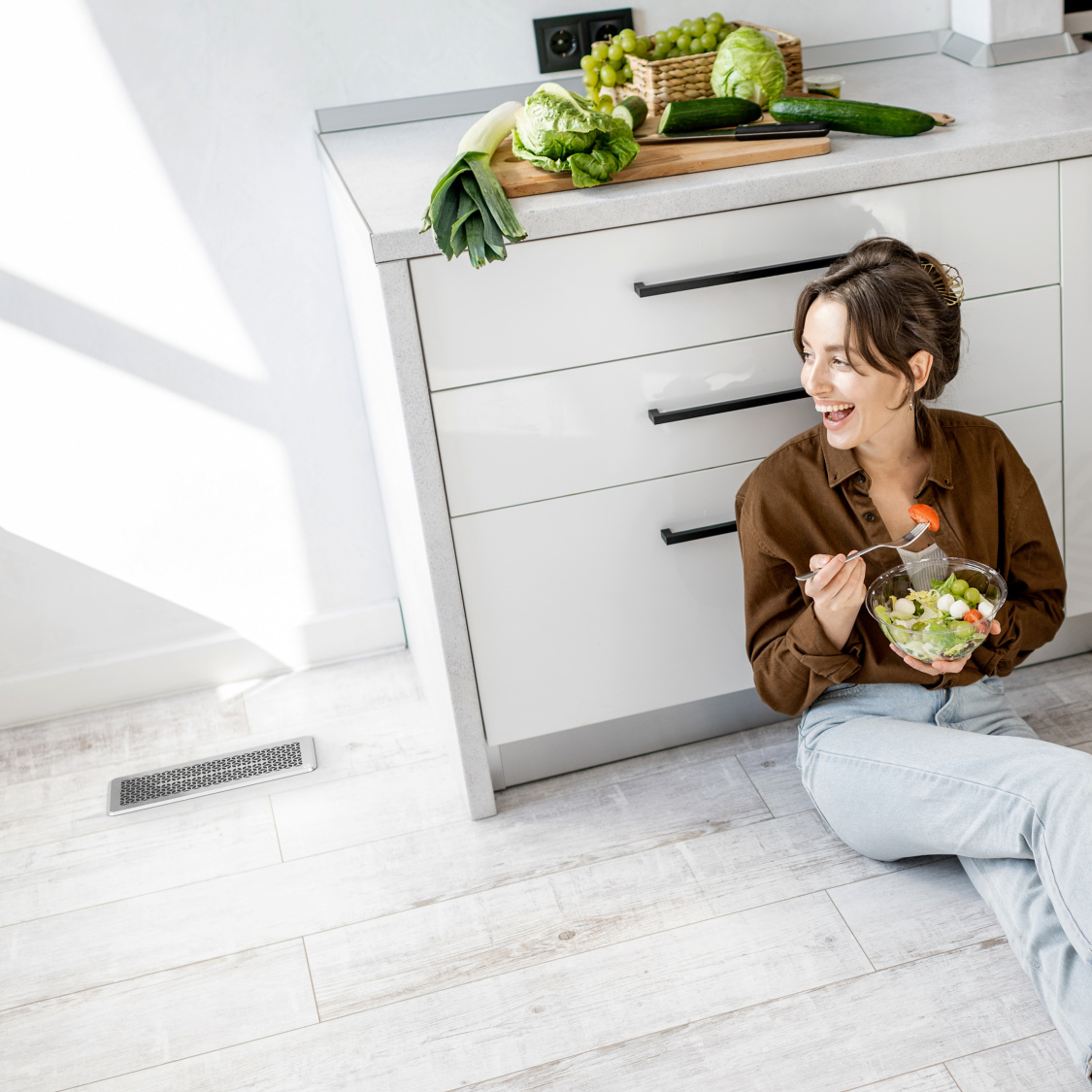 Zehnder_CSY_Forrest_grilles_Bologna_Milieu_Woman_Kitchen3 Stock Content ComfoGrid CLF Comfortable indoor ventilation Angled view