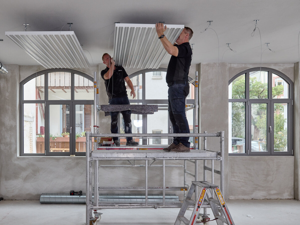 Deckenstrahlplatten Montage in einem neuen Bürogebäude während der Baustellenphase