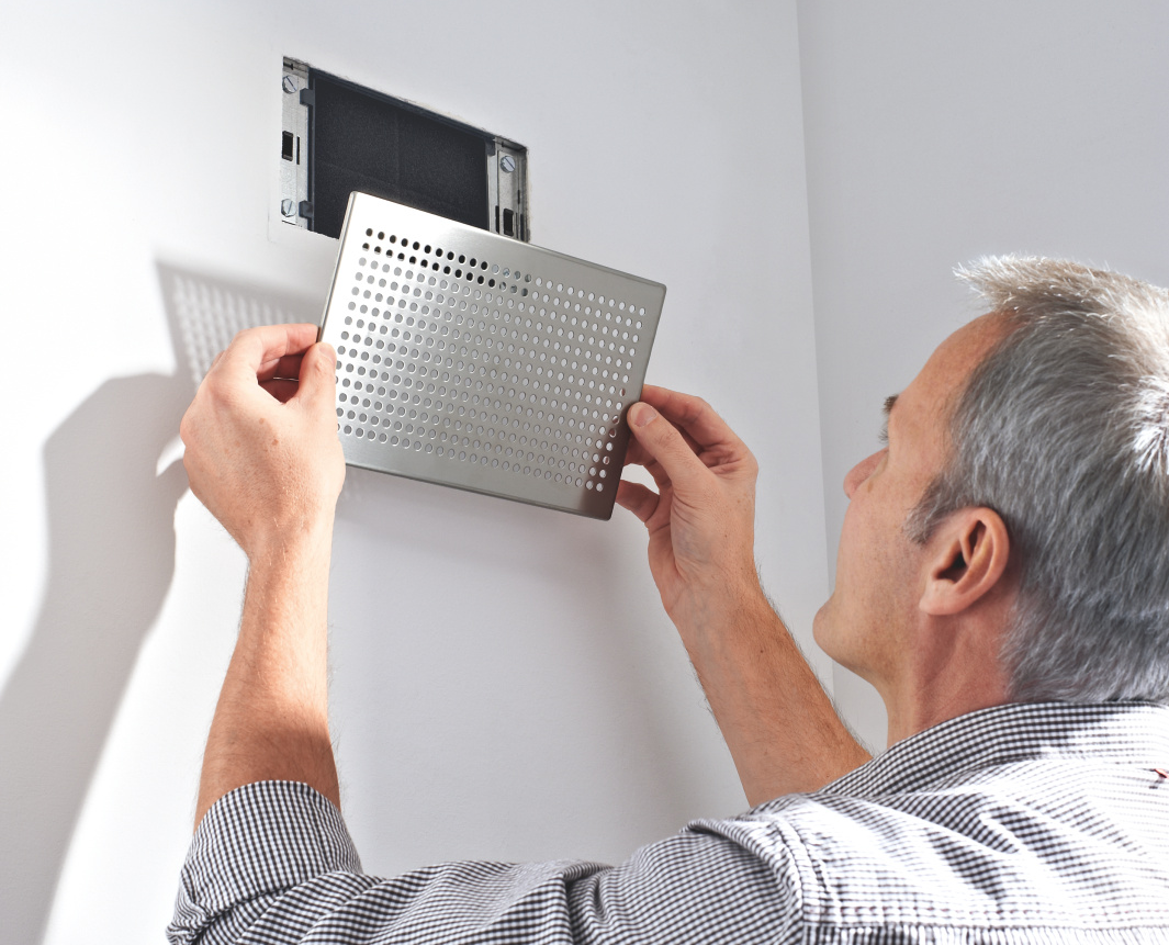 Zehnder_CSY_Design_grilles_Roma_Filter_exchange_people_1 Photograph Zehnder ComfoGrid CLD Comfortable indoor ventilation Front view