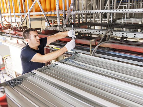  Handwerker bei der Installation einer Deckenplatte mit Montagesätzen
