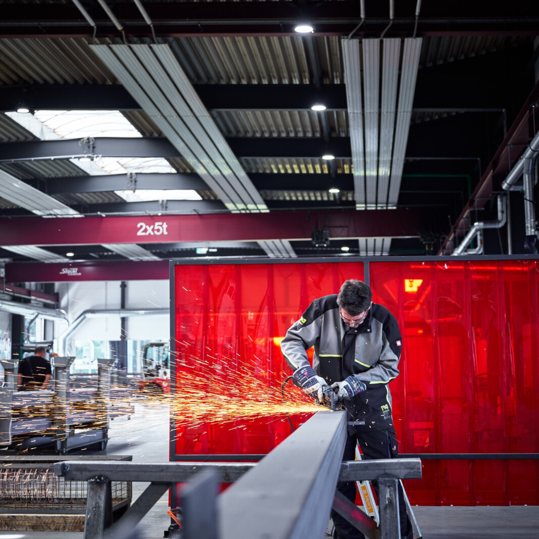 Deckenheizung in einer Industriehalle mit einem Arbeiter
