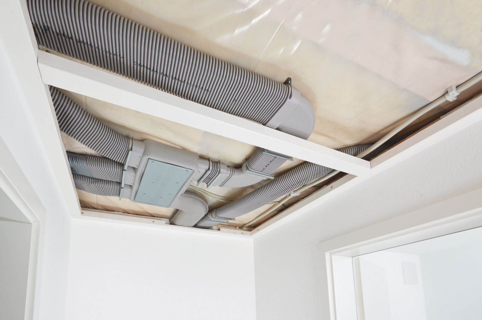 Reference, Germany, Neuried, BV Schwab, comfoair 180, ceiling installation, ceiling, pipes