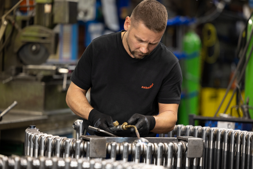 Mann arbeitet mit Charlston-Heizkörper von Zehnder