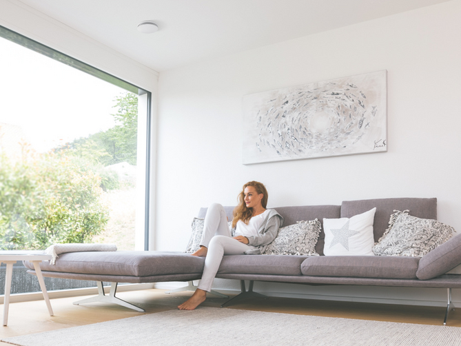 Zehnder_CSY_ComfoValveLunaS-living-woman ComfoValve Luna S, Luna S, supply air valve, design valve, living, woman