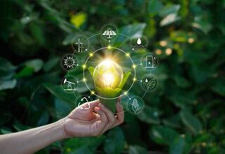 Zehnder_ALL_Energieeffizienz Hand holding light bulb against nature on green leaf with icons energy sources for renewable, sustainable development. Ecology concept. Elements of this image furnished by NASA.