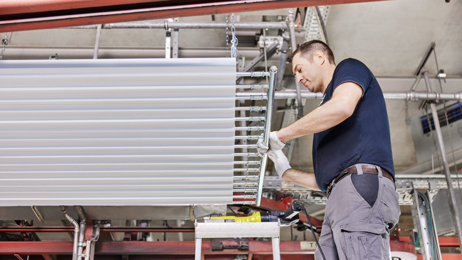  Montage einer Deckenstrahlplatte durch einen Fachhandwerker