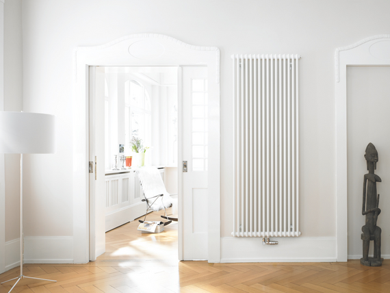 Zehnder_RAD_Charleston-HY_livingroom_old building Stock Content Zehnder Charleston Decorative radiator Front view