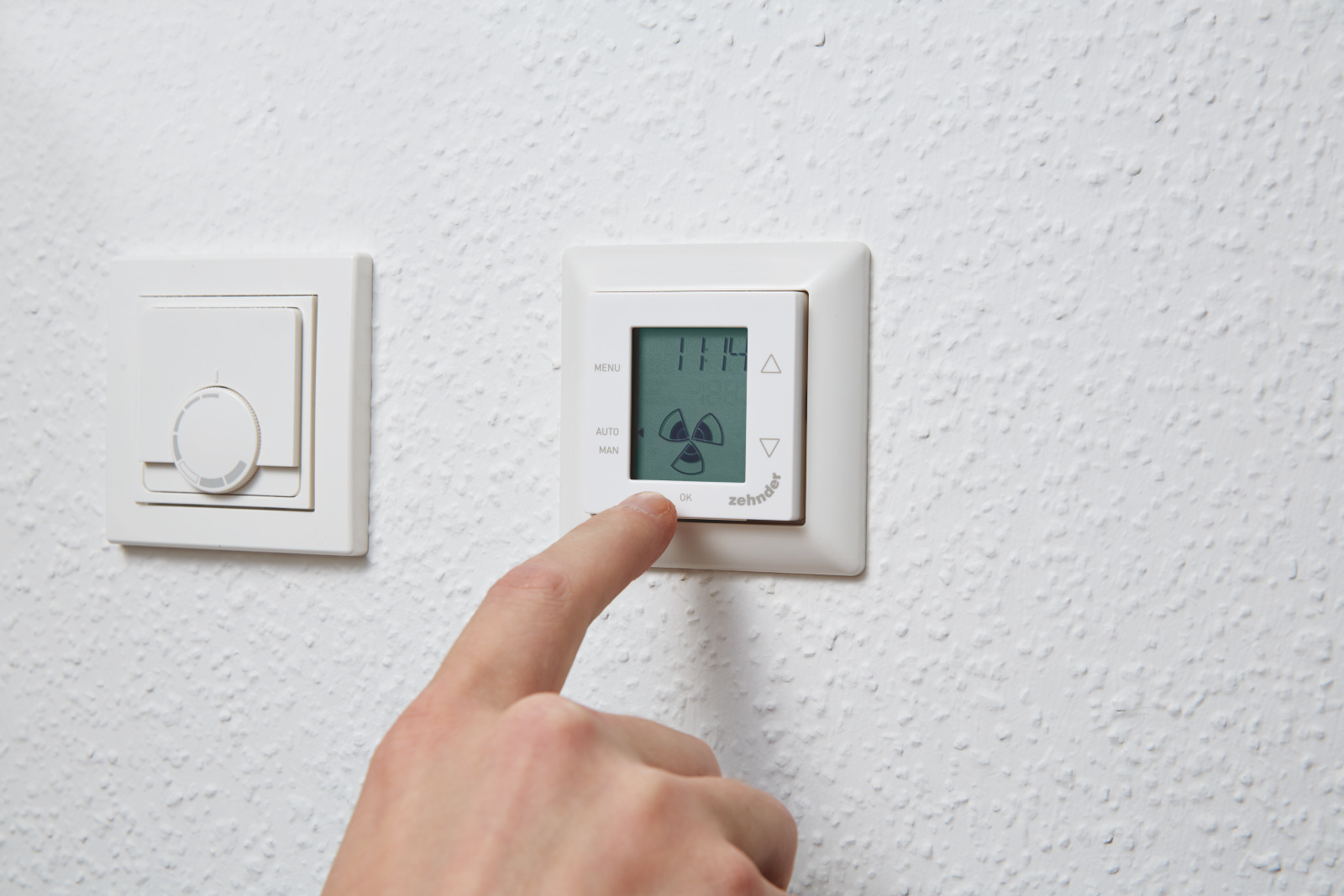 Zehnder_CSY_control_panel_ComfoSense_55_people Focus Zehnder ComfoSense Comfortable indoor ventilation Side view